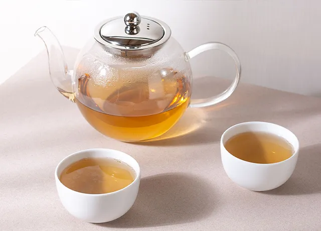 Glaskanne mit Tee und zwei Tassen
